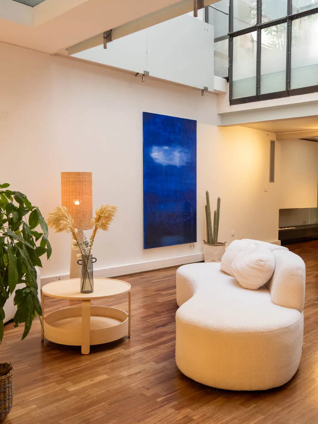 Salon et tableau bleu